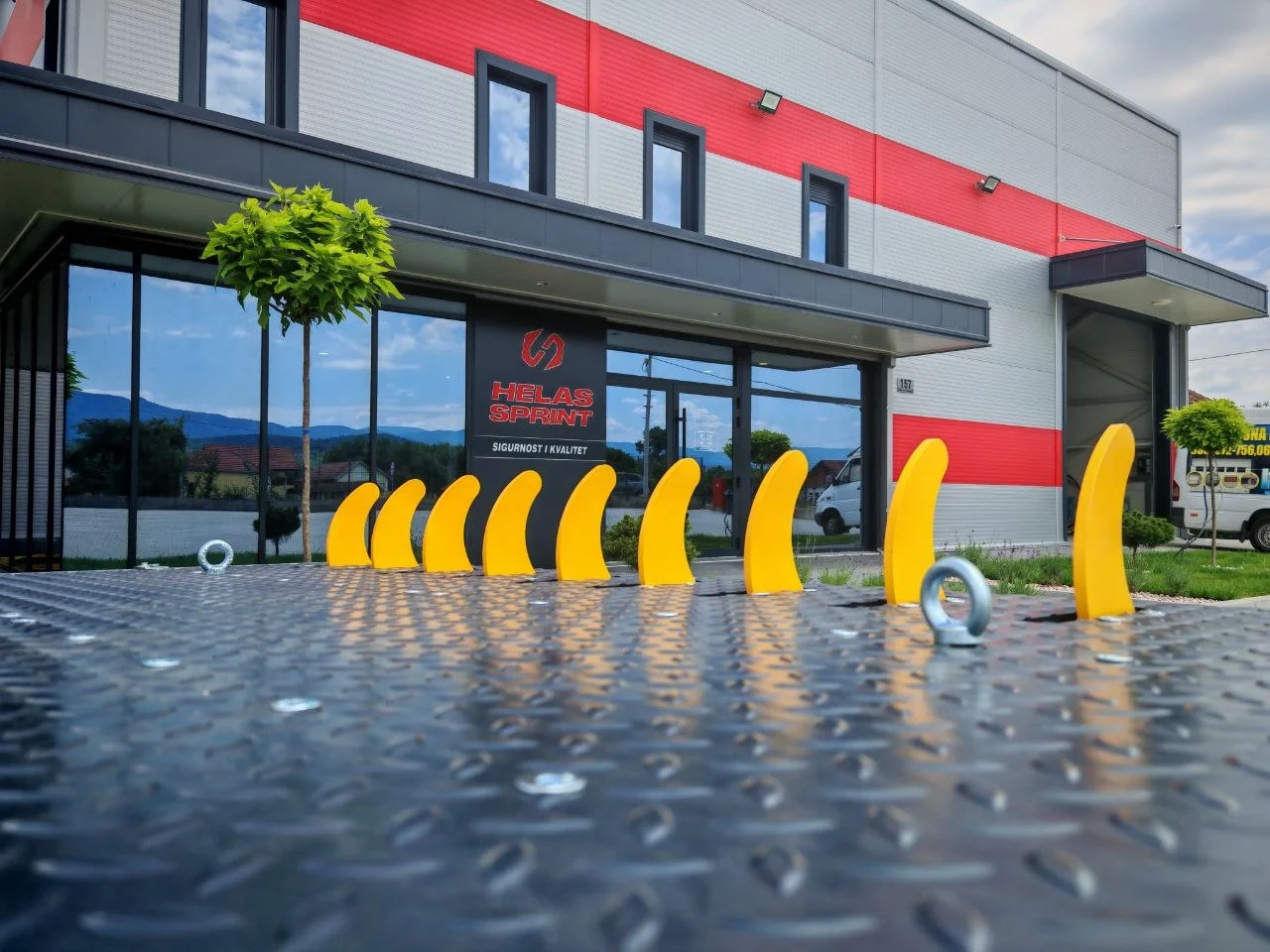 Hidraulične utovarne rampe sa bezbednosnim sistemom – Helas Sprint Kraljevo