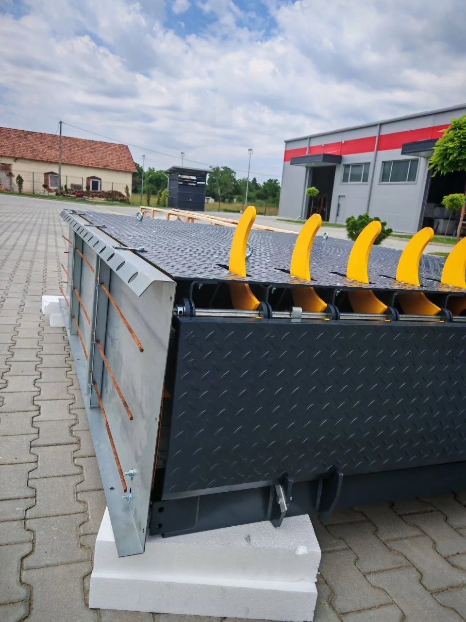 Hidraulična utovarna rampa – detalj bezbednosne barijere, jedinica na paletnim podlošcima