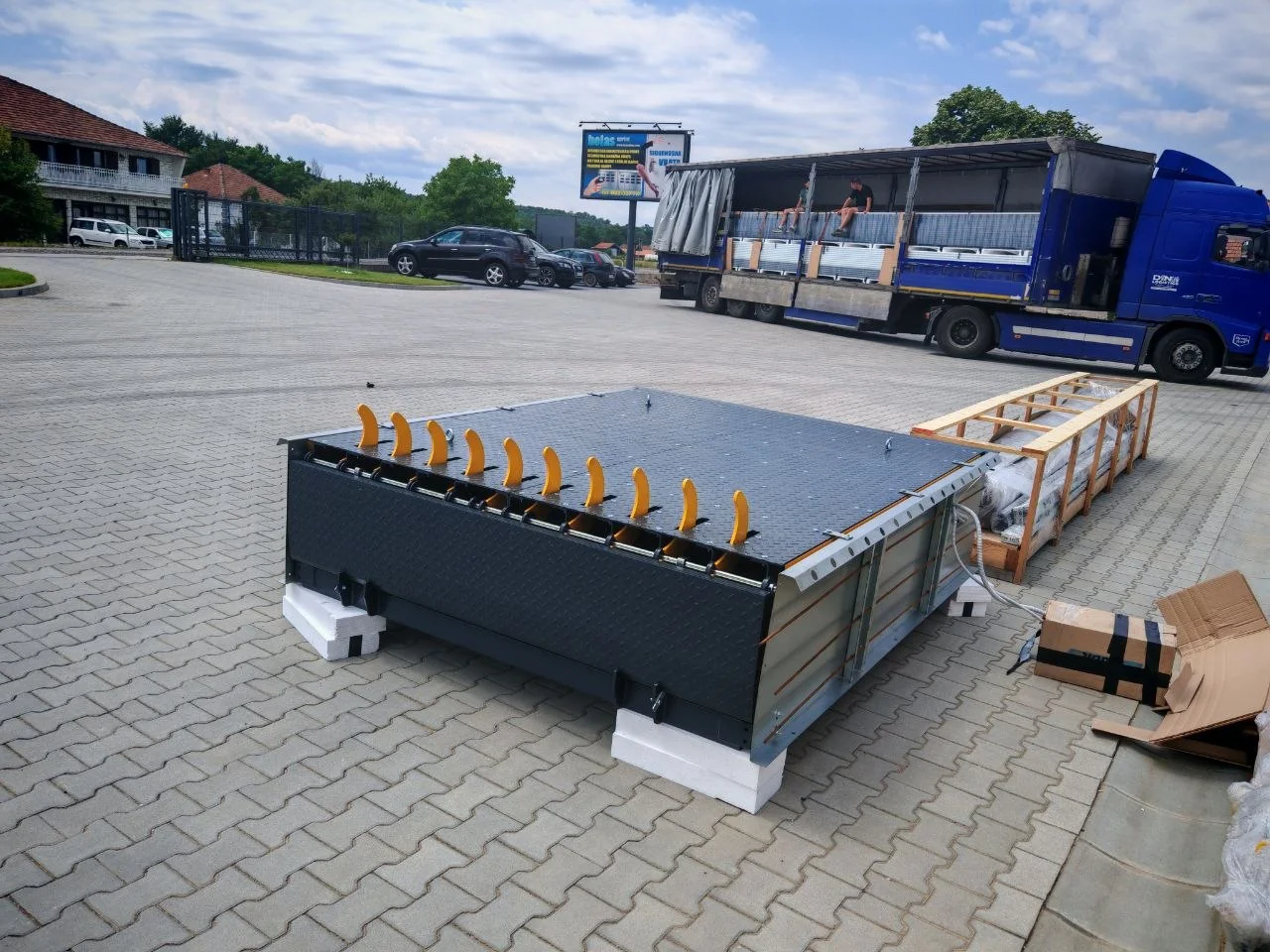 Hidraulična utovarna rampa – istovar sa kamiona na našem placu u Kraljevu