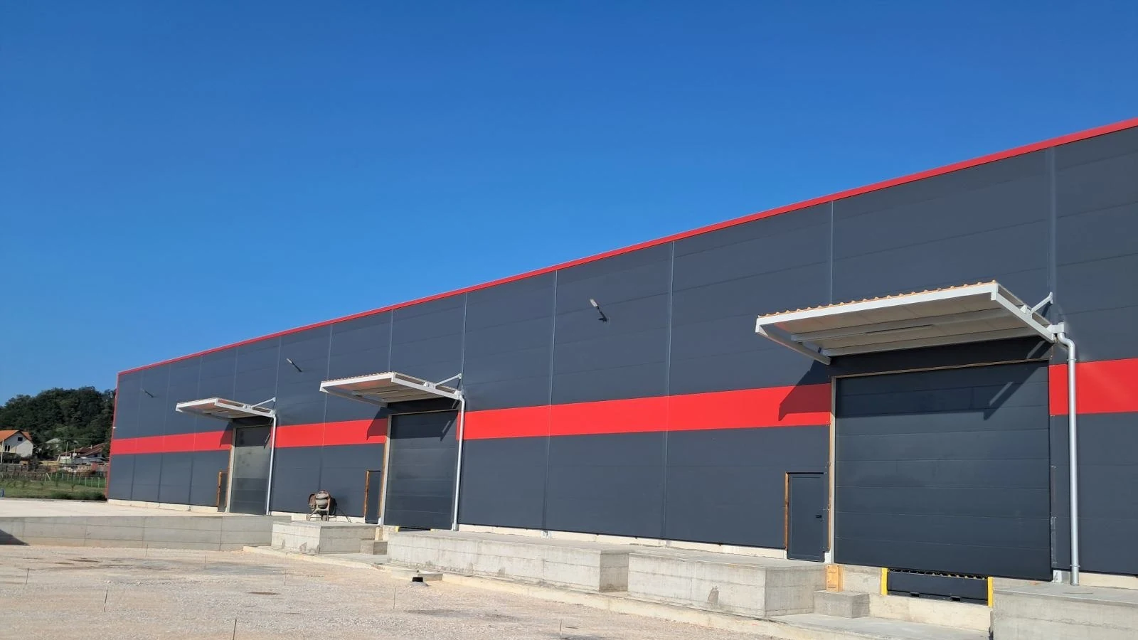 Hidraulična utovarna rampa – instalacija utovarnih pozicija na logističkom objektu u Čačku