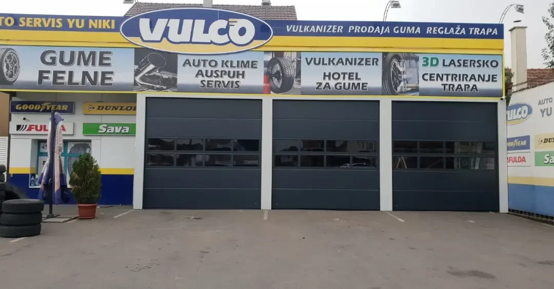 Industrijska segmentna vrata na auto-servisnom objektu