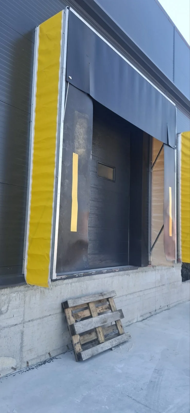 Dihtung zavesa (Dock shelter) – žute bočne zavese na utovarnom otvoru objekta
