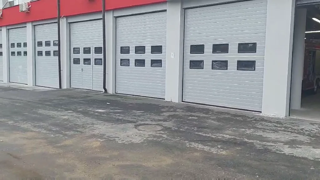Red segmentnih garažnih vrata ugrađenih na terenu — izvedeni radovi Helas Sprint