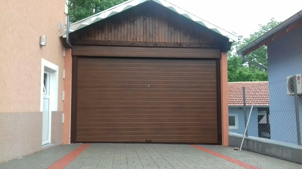 Garažna vrata u dezenu drveta pored sporednih ulaznih vrata iste teksture
