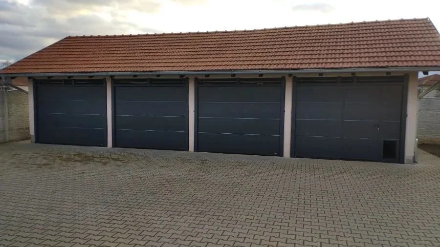 Segmentna garažna vrata – niz od četiri garaže na seoskom objektu